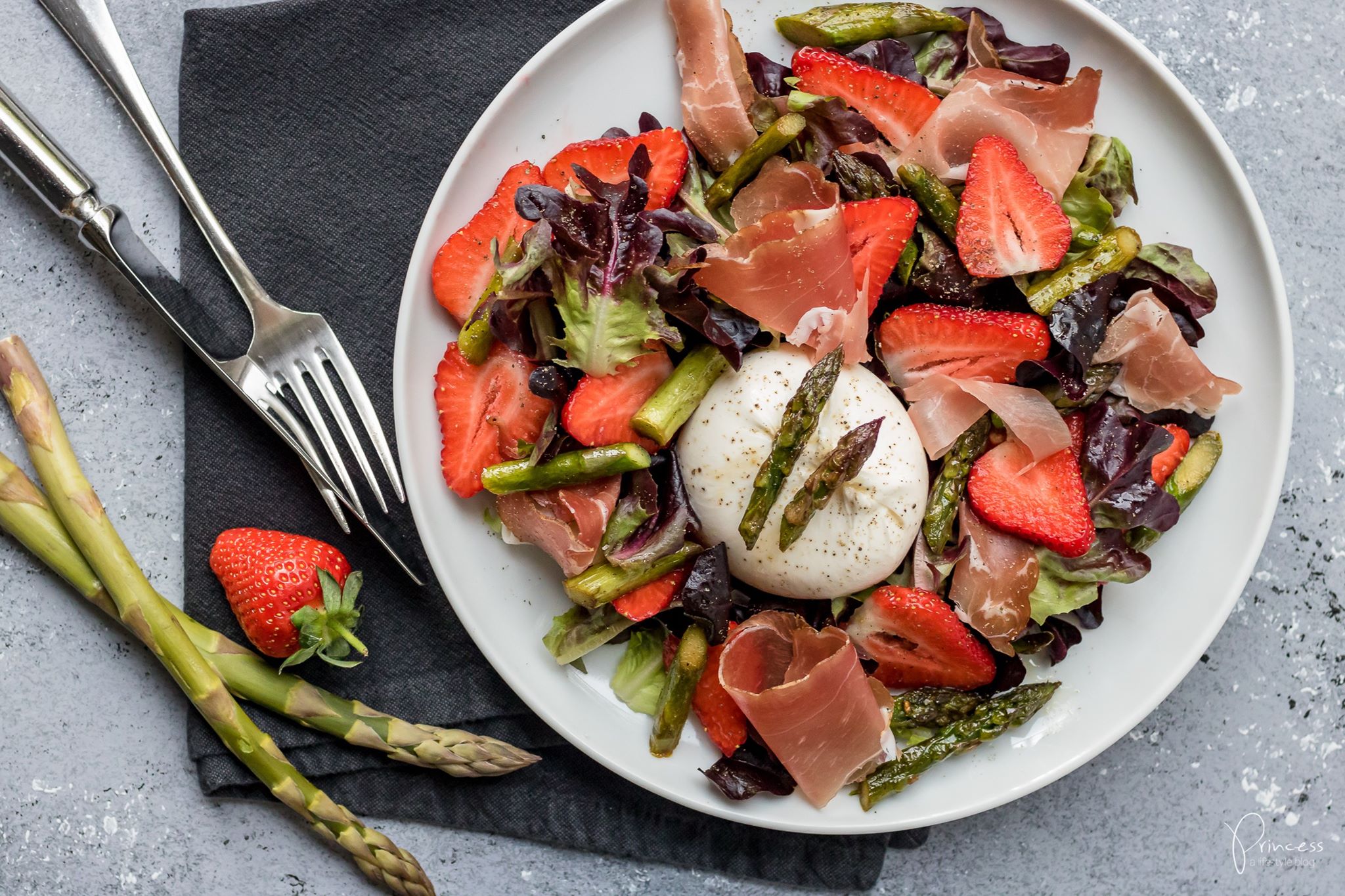 Grüner Spargel-Salat mit Erdbeeren und Burrata - Marlenes sweet things