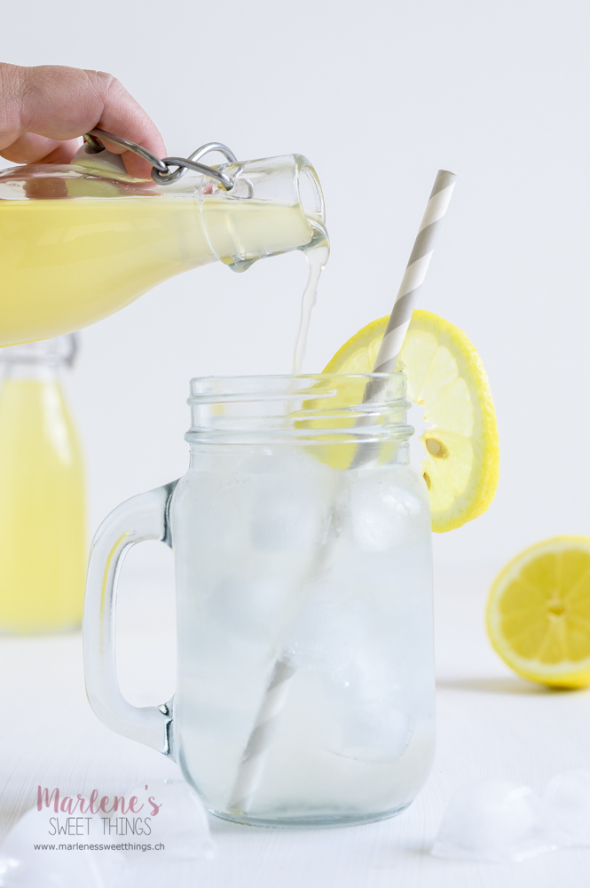 Zitronen Sirup wird mit Wasser geschmischt