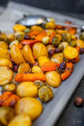Winter-Ofengemüse mit Kürbis, Kartoffeln und Rosenkohl