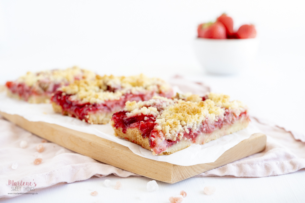 Erdbeer-Rhabarber Streusel Tarte
