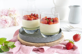 Zitronenmelisse – Panna Cotta mit Erdbeeren