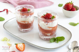 Vanille-Dessert mit Erdbeer-Rhabarberkompott