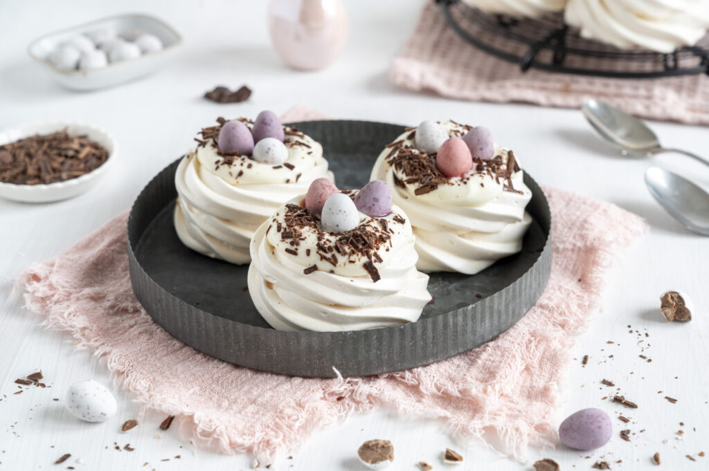Meringues-Nestchen mit Crème double