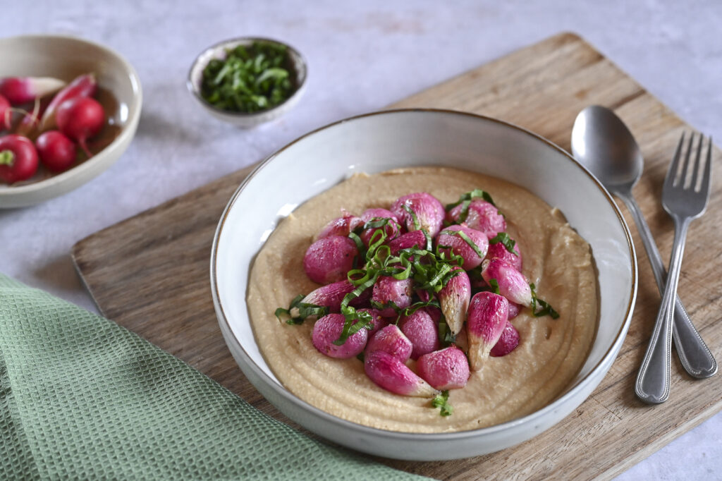 Radieschen aus dem Ofen mit cremigem weißen Bohnendip