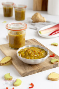 Rhabarber-Chutney mit Ingwer und Chili