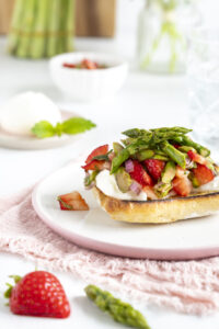 Spargel Erdbeer Bruschetta mit Burrata