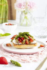 Spargel Erdbeer Bruschetta mit Burrata