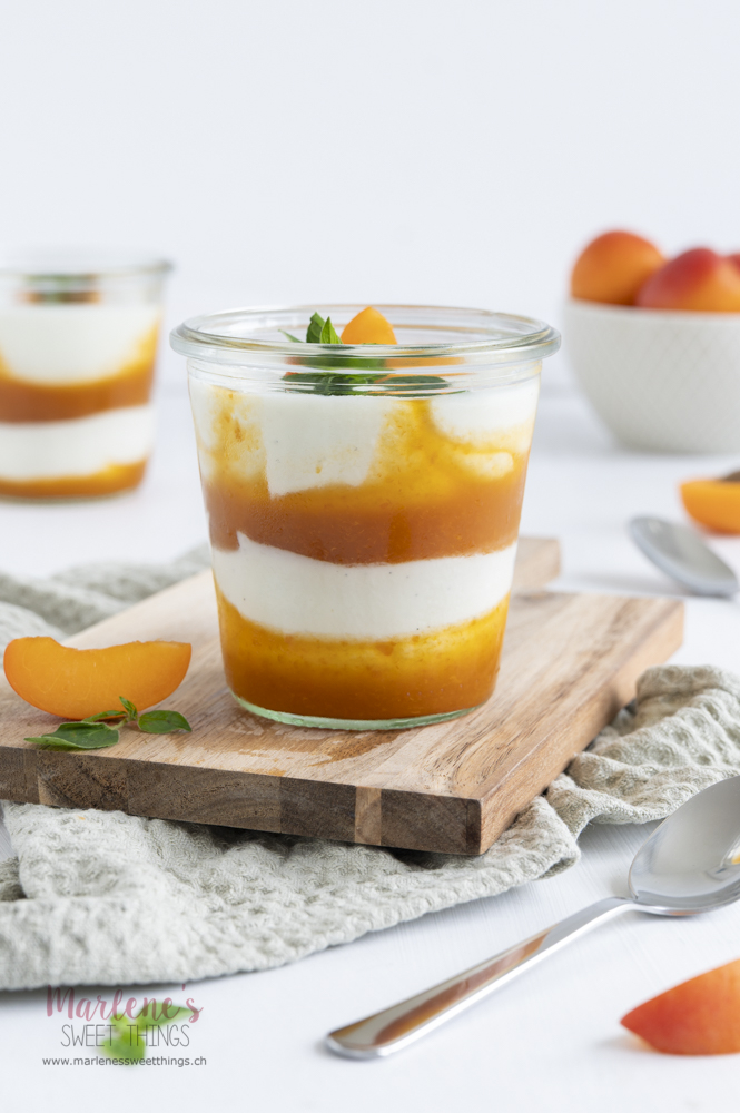 Leichtes Schichtdessert mit steinfrüchten