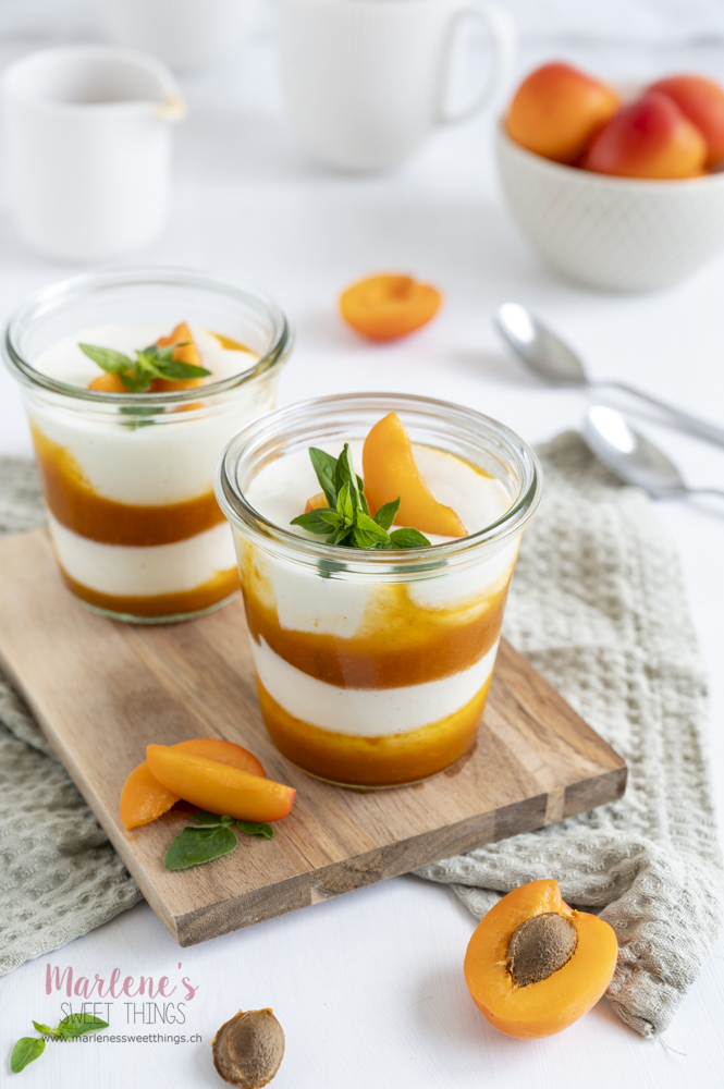 Leichtes Schichtdessert mit steinfrüchten