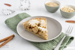 Herbstliche Apfel-Tarte mit Blättern