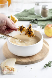 Cremige-Selleriesuppe-mit-Apfel