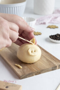 Anleitung zum Glückschweinchen formen