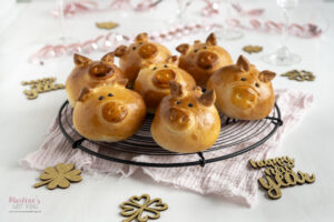 Glückschweinchen aus Hefeteig