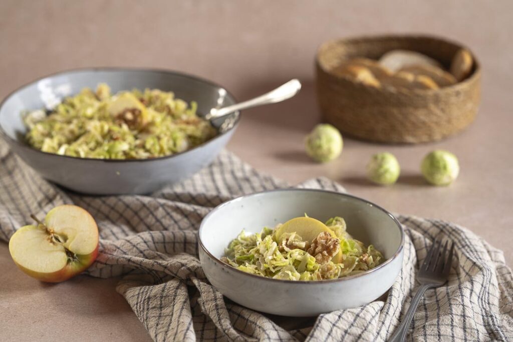 rohen Rosenkohlsalat mit Äpfeln und Walnüssen