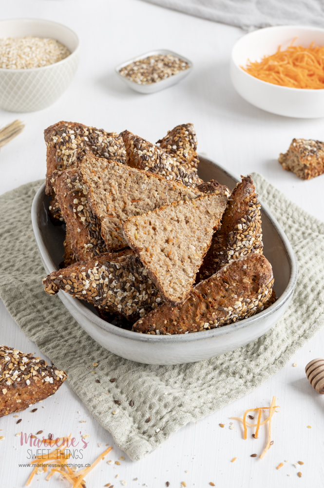 Haferflocken-Quark Brötchen mit Karotten