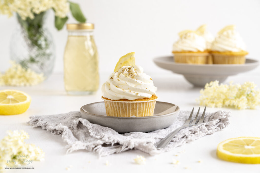 Zitronen Cupcakes mit Holunderblütencreme
