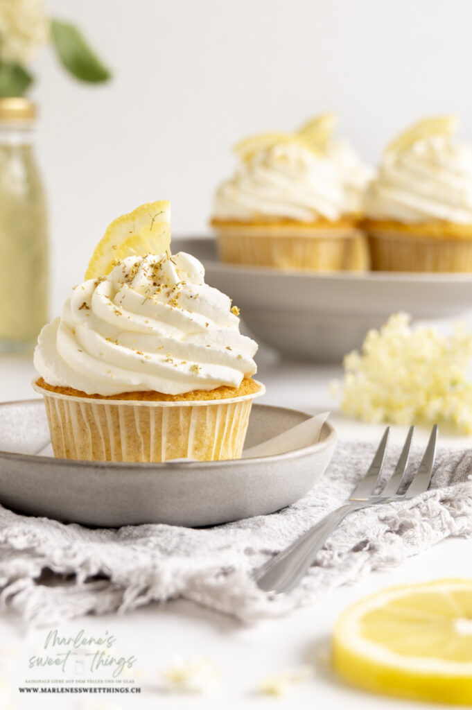 Zitronen Cupcakes mit Holunderblütencreme