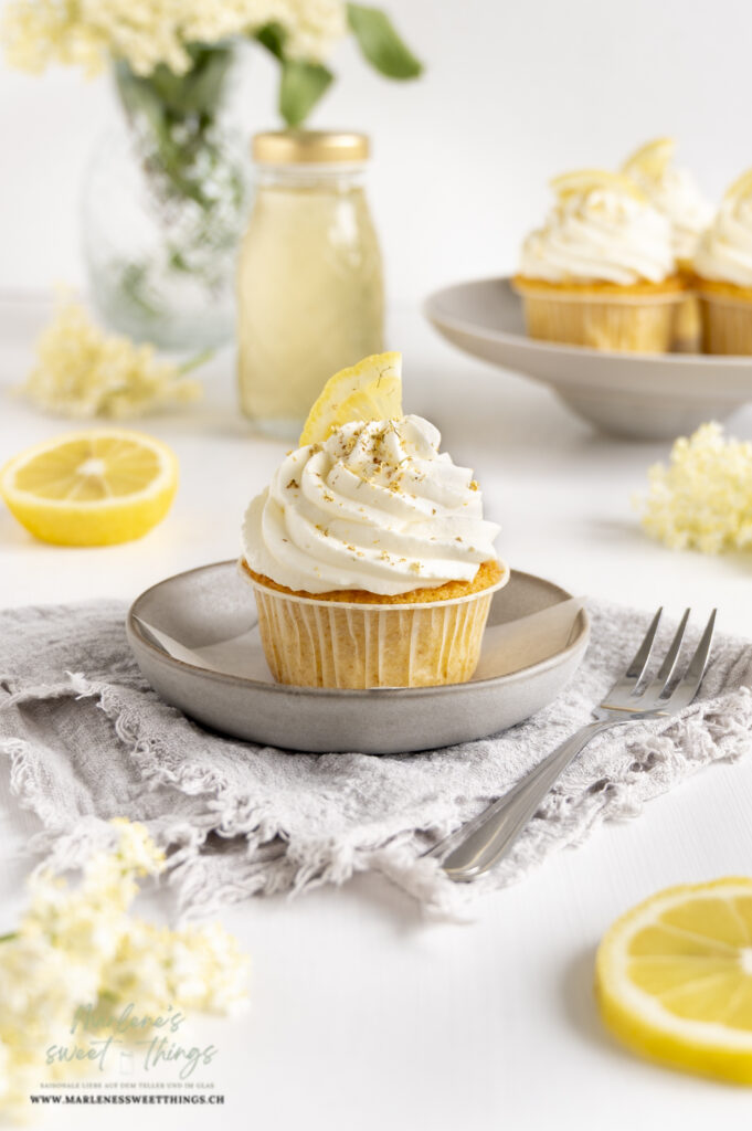 Zitronen Cupcakes mit Holunderblütencreme
